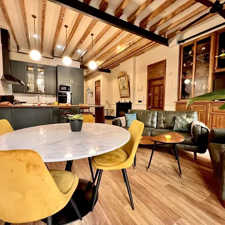 A Charming Stand And Flat In Apartment *