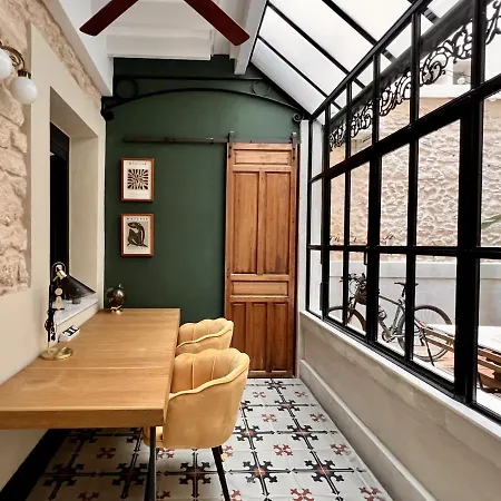 A Charming Stand And Flat In Alicante