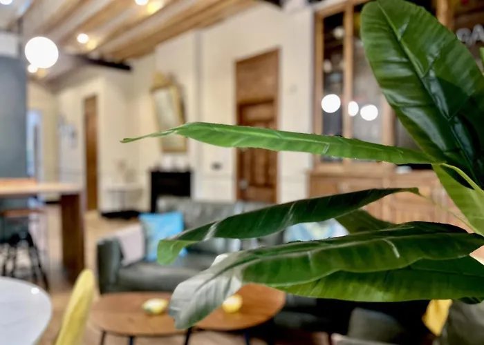 A Charming Stand And Flat In Alicante