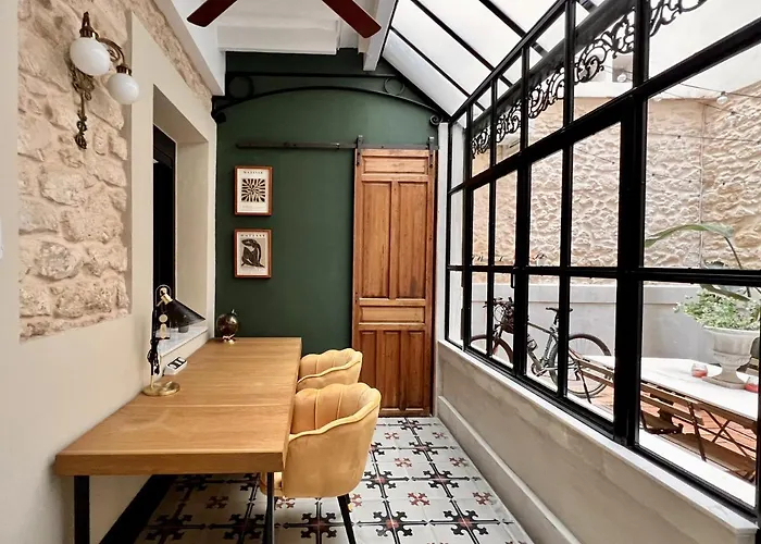 A Charming Stand And Flat In Alicante